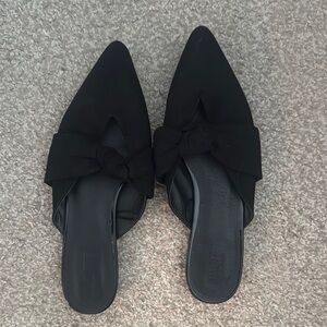 Women's Black Pointed Toe Mules